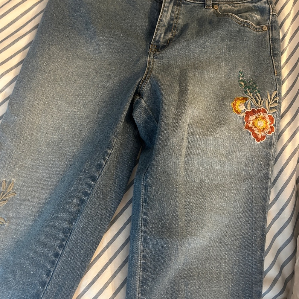 Cropped Embroidered Jeans